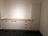 Cuisine blanche avec plan de travail imitation ch&ecirc;ne &agrave; Gerpinnes - Cuisines &eacute;quip&eacute;es design compl&egrave;tes Cr&eacute;a-M